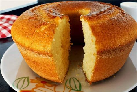 Bolo de trigo simples da vovó para comer no café da manhã ou lanche da