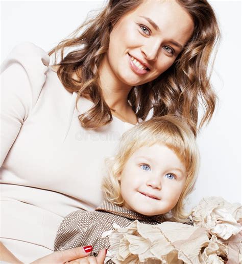 Junge Moderne Lächeln Blonde Mutter Mit Weniger Netter Tochter Auf Glücklicher Mädchenfamilie
