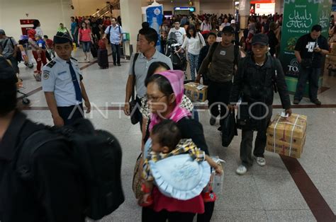 Lonjakan Penumpang Bandara Antara Foto