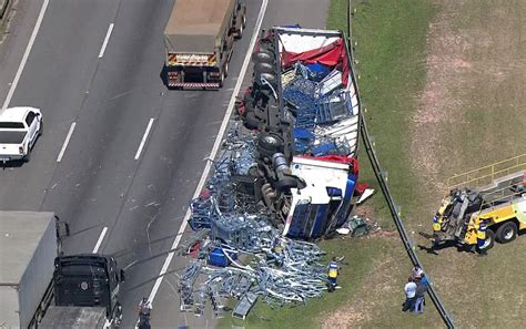 Carreta tomba e espalha carga no acostamento do Rodoanel em SP São