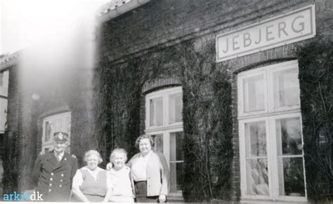 Arkiv Dk Herman Jensen Og Hustru Foran Jebjerg Station