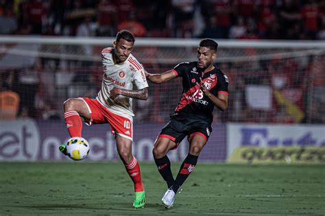 Inter vence Atlético GO por 2 a 1 e se mantém em 2º na tabela do