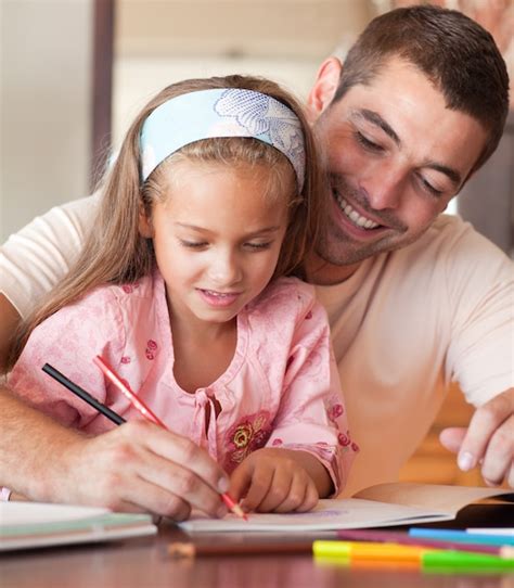 Beau Père Aidant Sa Fille Pour Les Devoirs Photo Premium