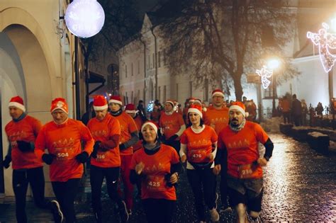 Bunt Mikołajów w Niepołomicach Widowiskowe bieganie i znakomita