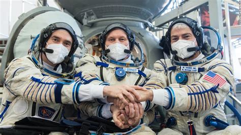 Lanzamiento De La Estación Espacial Astronautas Rusos Y Astronautas De