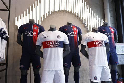 Il Psg presenta la maglia Away c è anche Verratti