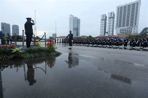 柔警队雨中献敬意 3句谢谢欢送一哥 地方