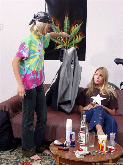 Пьяная венгерская MILF Кари Голд дурачится со своей падчерицей лесбиянкой CoedCherry