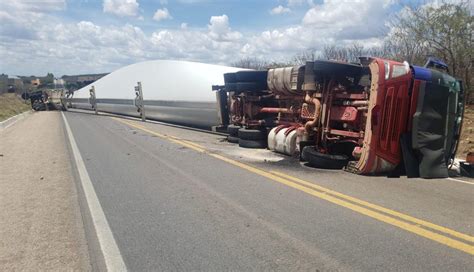 Carreta Que Transportava P E Lica Tomba No Sert O