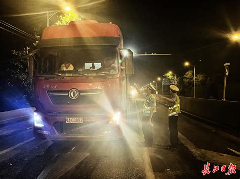 市治超办组织跨区跨部门联合执法，东西湖区13台严重超载货车深夜被查 交通运输 新闻中心 长江网 Cjn Cn