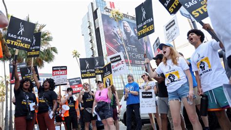 100 Días De Huelga Los Guionistas De Hollywood Muestran Unidad Y Rabia Durante Protestas