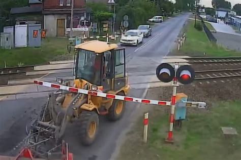 Krok od tragedii na przejeździe kolejowym Wjechał na przejazd na