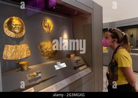 Athènes La Grèce Les visiteurs du Musée National Archéologique d