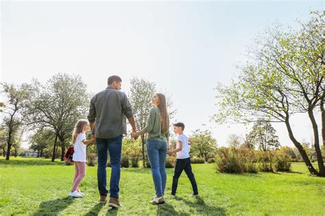 Imagem De Uma Familia Em Um Parque P Ginal Inicial