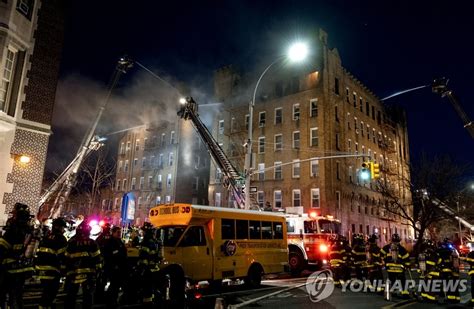 뉴욕 브루클린 빌딩서화재 100여 명의 소방관 출동 연합뉴스