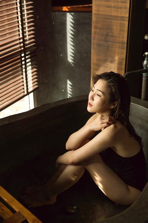 Hương Tràm diện bikini khoe thân hình cực nóng bỏng