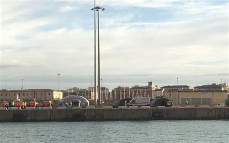 Migranti La Nave Ong Life Support Entra Nel Porto Di Livorno