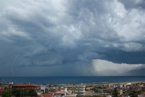 Maltempo Violenti Temporali In Calabria E Sicilia Spettacolare Shelf