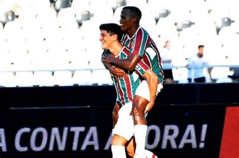 Fluminense bate Portuguesa gol de Cano e emplaca quinta vitória seguida