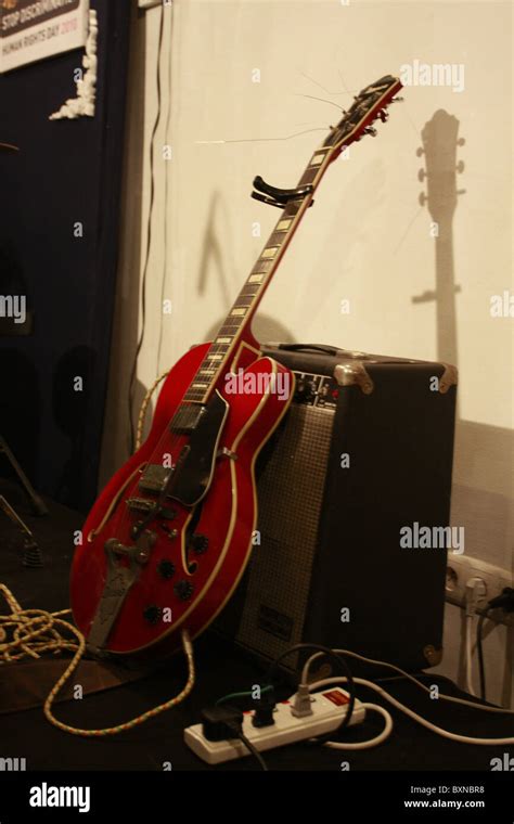 Semi acoustic guitar hi-res stock photography and images - Alamy