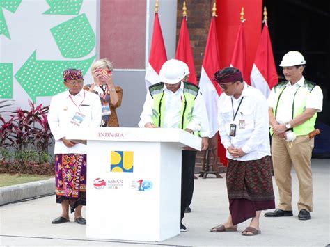 Menko Luhut Dampingi Presiden Jokowi Resmikan Tempat Pengolahan Sampah