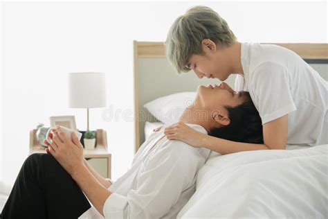 Pareja Gay Asiática Guapa Besándose En La Cama Por La Mañana Imagen de archivo Imagen de café