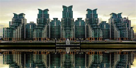 Tourists are visiting st georges square london for the architecture 4