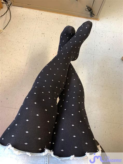 Chantale En Collants Et Minijupe Aux Travail Basnylons Nous Montre Sa Lingerie Pour La Me