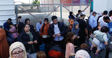 U S Citizens Fleeing Gaza Say The Border Crossing Is Still Closed The New York Times