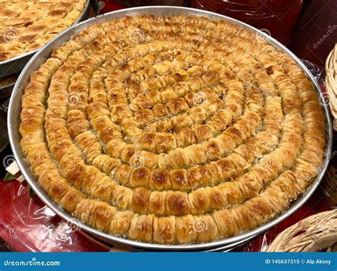 Baklava Hecho En Casa Del Postre Turco Tradicional En Bandeja En Venta