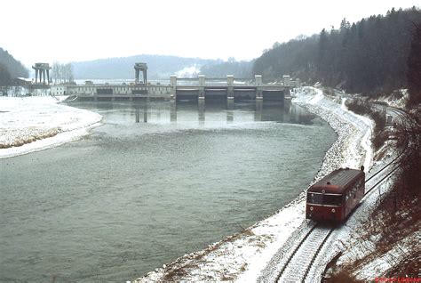 Ein 798 fährt entlang des Inns von Wasserburg Bahnhof nach Wasserburg