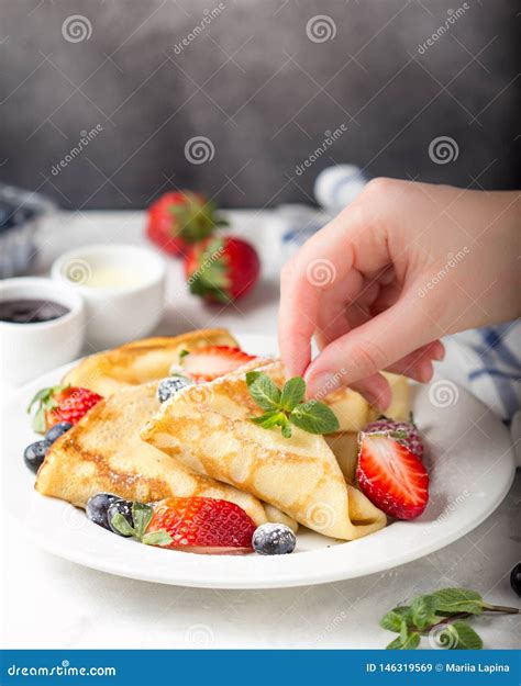 Crepes Finas Con Las Fresas Y Los Ar Ndanos Atasco Leche Condensada