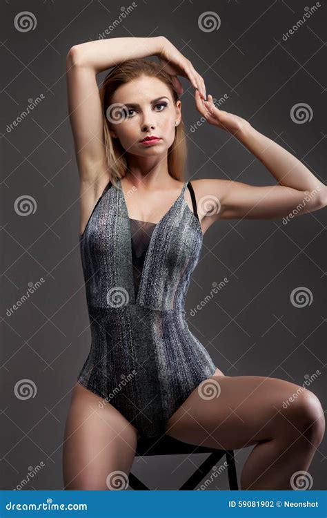 Dame Blonde Sensuelle Posant Dans La Lingerie Photo Stock Image Du