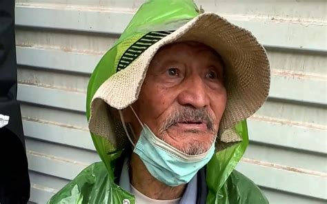 88岁的老爷爷冒着大雨来卖菜，看着就让人心疼 哔哩哔哩