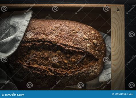 Donkere Gebakken Brood Vers Stock Afbeelding Image Of Achtergrond