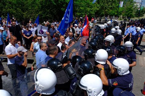 Video Tensionohet Situata N Tubimin Para Bashkis I Vihet Flaka