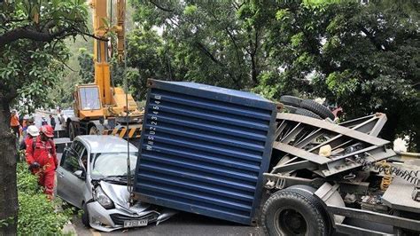 Berikut Kronologi Truk Kontainer Terguling Timpa Mobil Sigra Di Jalan