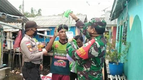 Tim Satgas Covid 19 Datangi Desa Berakit Cek Suhu Dan Bagikan Masker