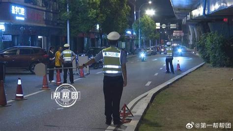 深夜开展查酒驾，深入娱乐场所做宣传，福州交警护榕城平安夜