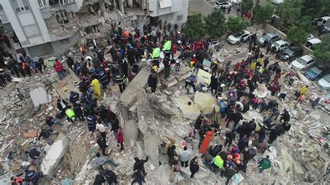 Turkey Syria Earthquake Volunteers Digging With Their Bare Hands As