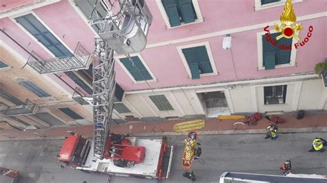 Savona Soccorso Dei Vigili Del Fuoco Con Lautoscala In Via Garroni