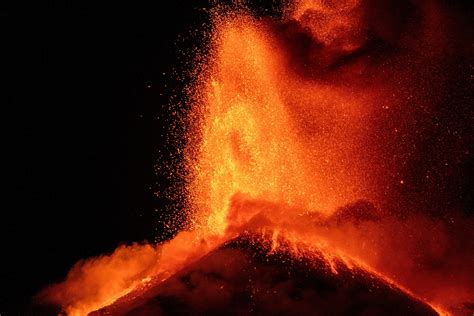 Italy's Mount Etna lights up night sky in stunning eruption - December ...