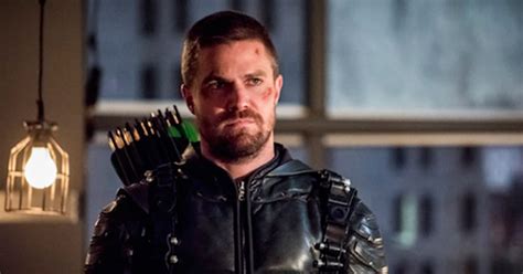 Stephen Amell Shares Brand New Look At His ‘Arrow’ Season 8 Suit ...