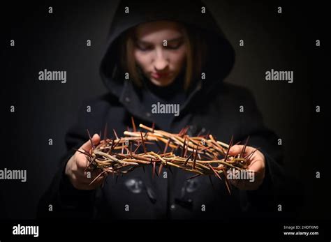 Woman With Crown Of Thorns Hi Res Stock Photography And Images Alamy