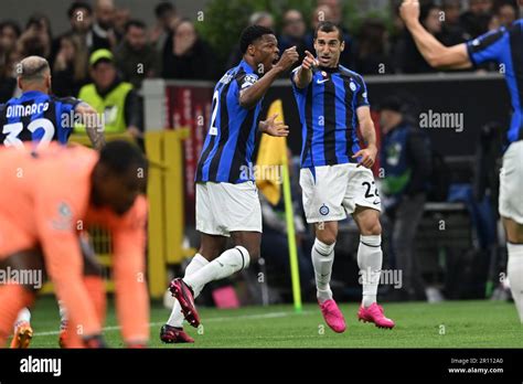 Henrikh Mkhitaryan Inter Denzel Dumfries Inter Celebrates After