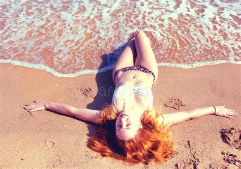 Belle Fille Dans Le Bikini Posant Sur Une Plage Abandonn E Sable Blanc