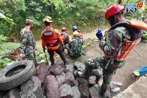 Petugas Gabungan Terus Mencari Pekerja Bangunan Yang Tertimbun Longsor