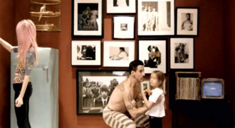 Red Hot Chili Peppers Look Around