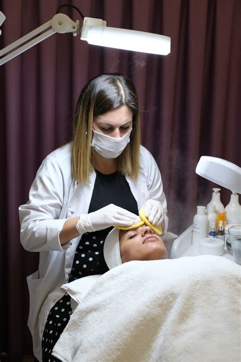 10 Best Professional Outfits Estheticians Wear to Work | Panaprium
