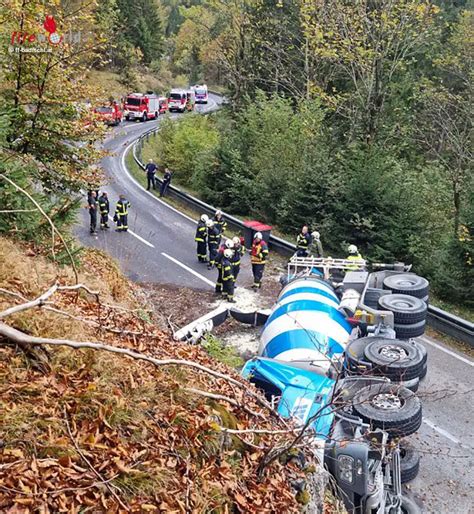 O Vier Achs Betonmischer Im Wei Enbachtal Bei Bad Ischl Umgest Rzt